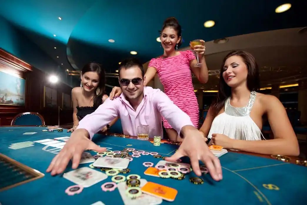 Casino-style game categories on pd777 including slots and live dealer tables